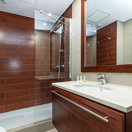 Marina Village | Pool, Garage & Near Meia